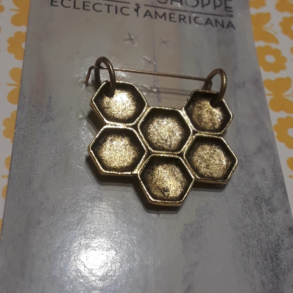 *NWT* Honey Comb 14K Gold Plate Pendant
